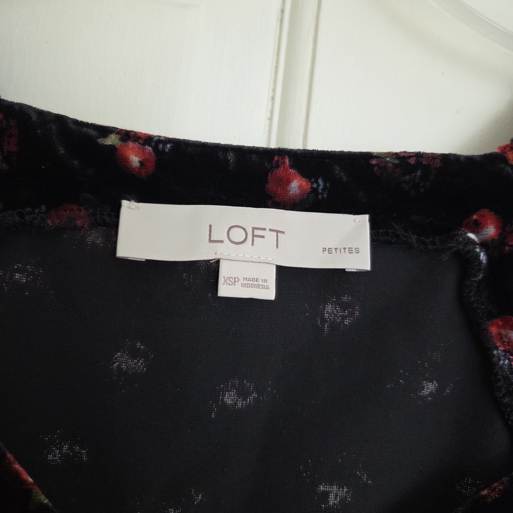 LOFT Black and Red Floral Velvet Top XSP - Picture 2 of 4